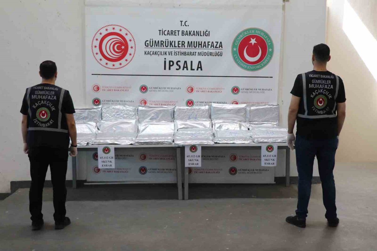 İpsala Gümrük Sahası'nda bir minibüste 65 kilo 112 gram uyuşturucu ele geçirildi