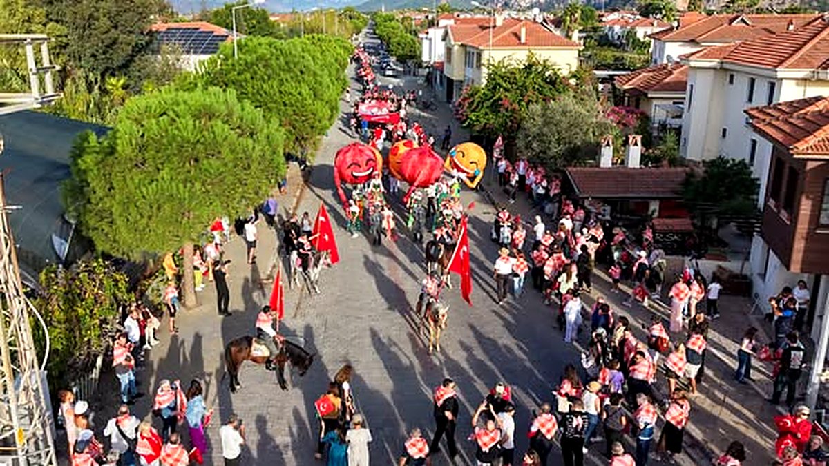 Dalyan'da 1. Uluslararası Nar Festivali Renkli Kortejle Başladı