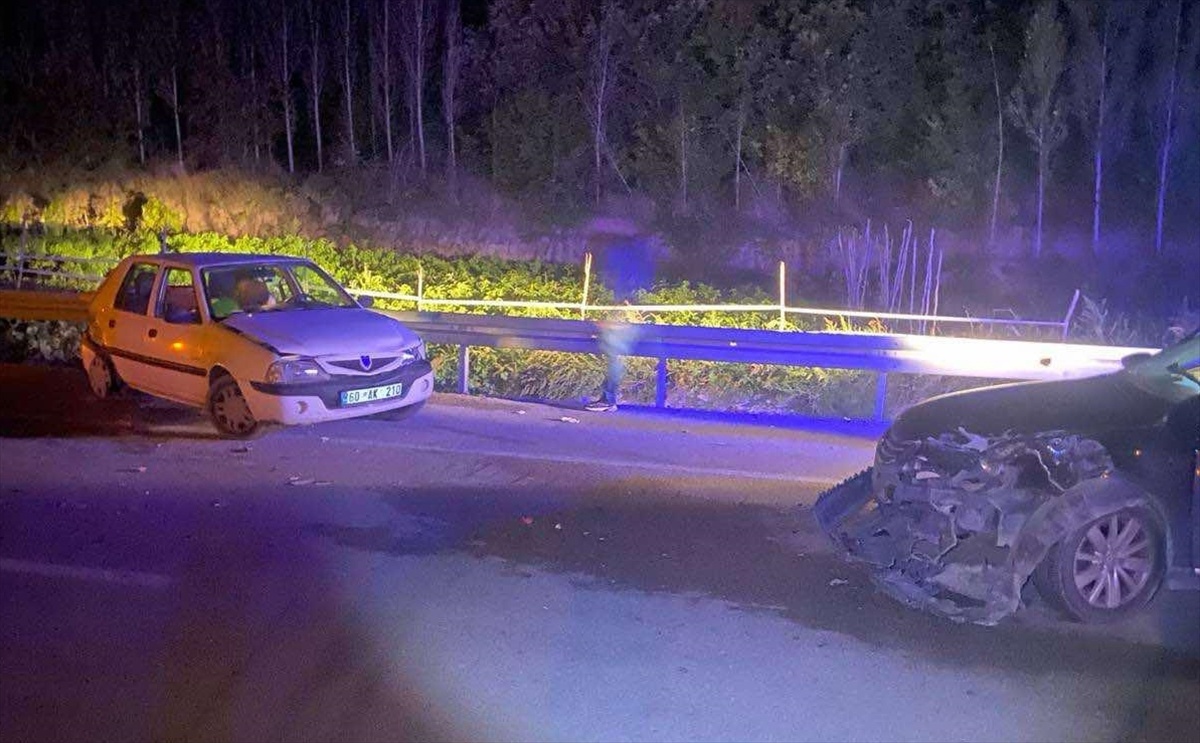 Tokat'ta iki otomobilin çarpıştığı kazada 6 kişi yaralanarak hastanelere kaldırıldı