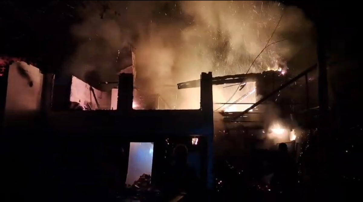 Safranbolu'da çıkan yangında ev kullanılamaz hale geldi, büyükbaş hayvanlar kurtarıldı