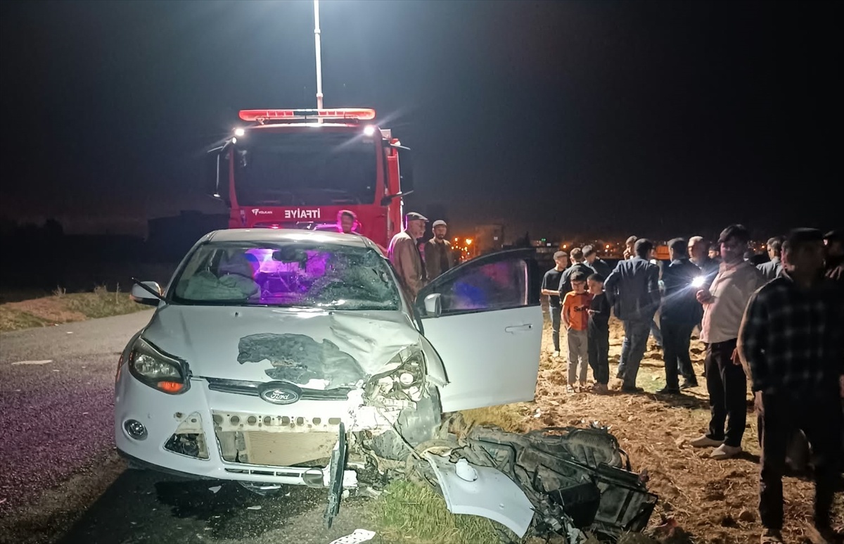 Mardin Kızıltepe'de otomobil motosikletle çarpıştı, 1 kişi öldü, 1 kişi yaralandı.