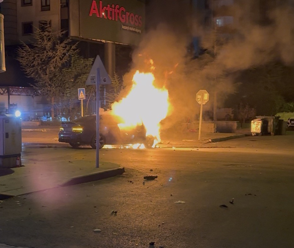 Kayseri Talas'ta otomobil ağaca çarpıp alev aldı, biri ağır 2 kişi yaralandı
