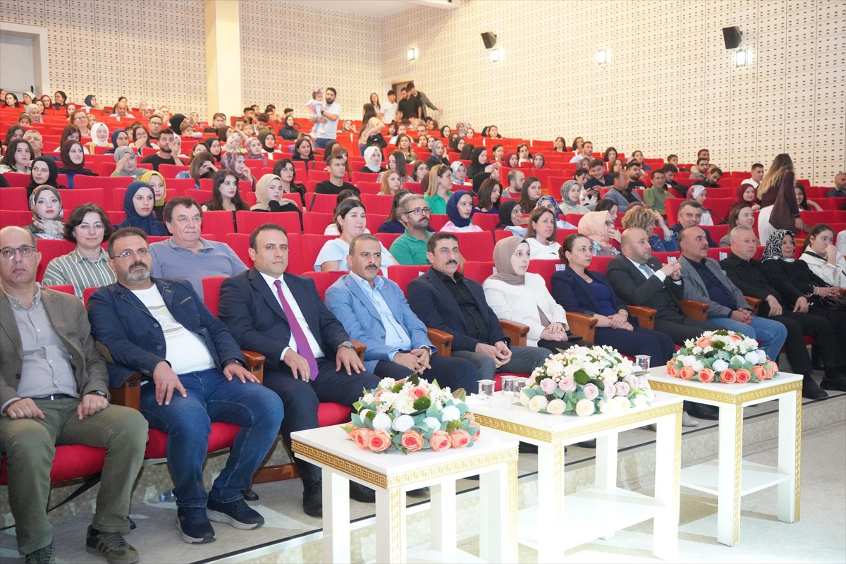 Sivas Devlet Türk Halk Müziği Korosu, Kilis'te 7 Aralık Üniversitesi'nde sahne aldı
