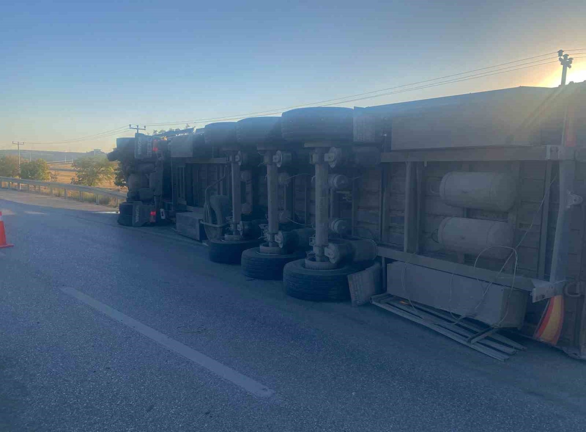 Konya Kulu'da bariyerlere çarpan pancar yüklü tır devrildi, 1 kişi yaralandı