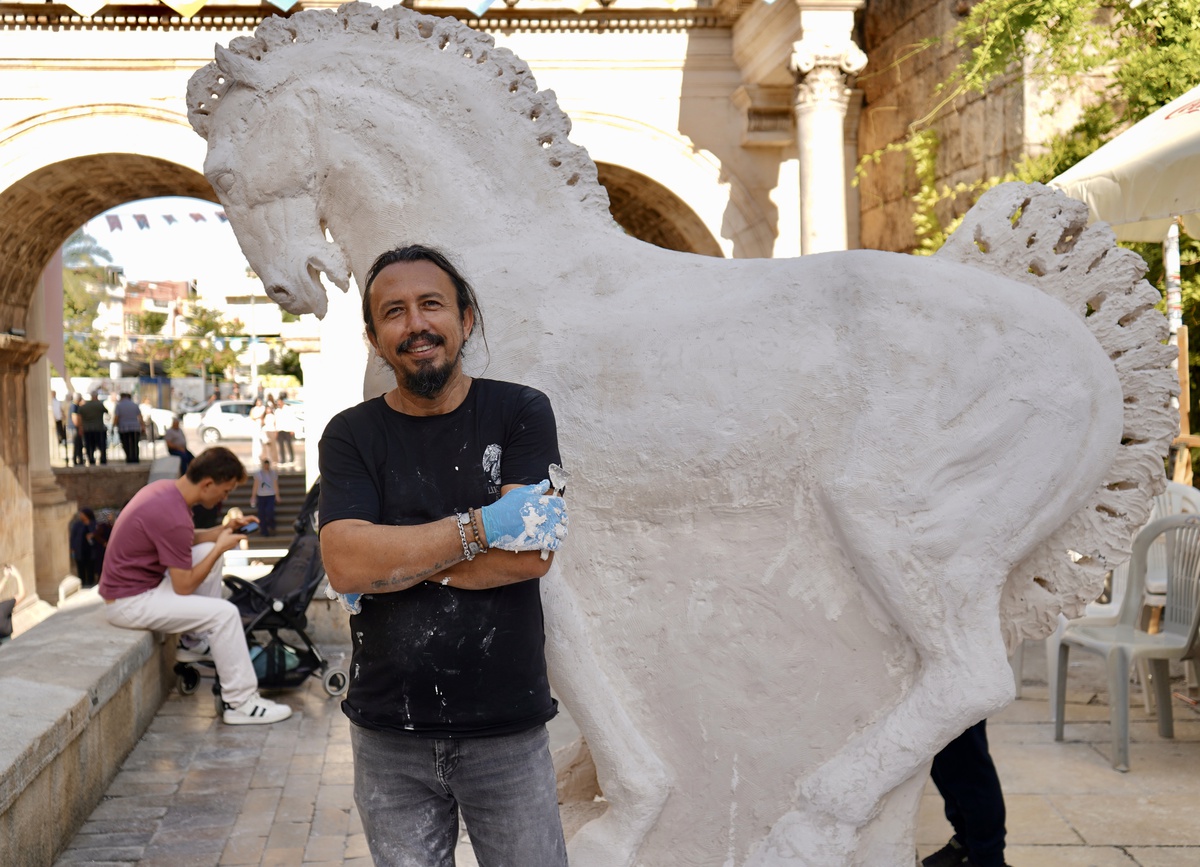 Heykeltıraş Cem Güney Çevikbaş, 8-9 metrelik Likya Atı için çalışma başlattı