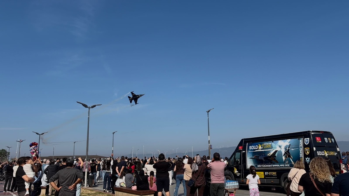 SoloTürk, Mudanya Mütarekesi'nin 104. yıl dönümünde Bursa'da gösteri uçuşu yaptı