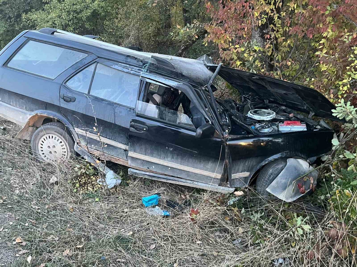 Karabük'te otomobil ağaca çarptı, sıkışan sürücü hastaneye kaldırıldı