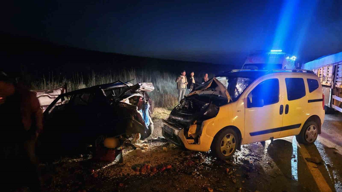 Çorum Alaca'da Alaca-Zile kara yolunda iki aracın çarpıştığı kazada 5 kişi yaralandı
