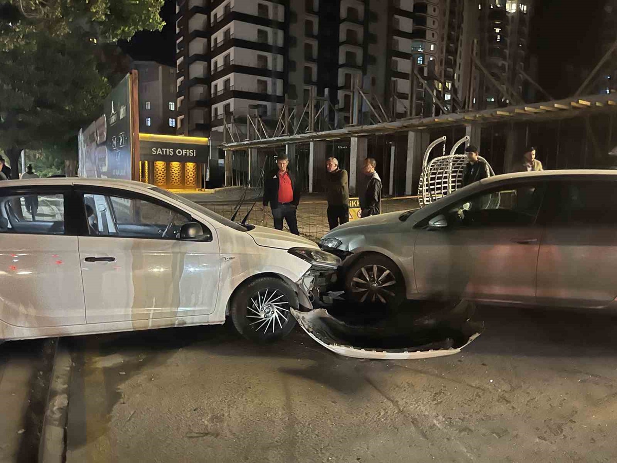 Niğde'de direğe çarpan otomobil, park halindeki araca da çarptı; sürücü yaralandı