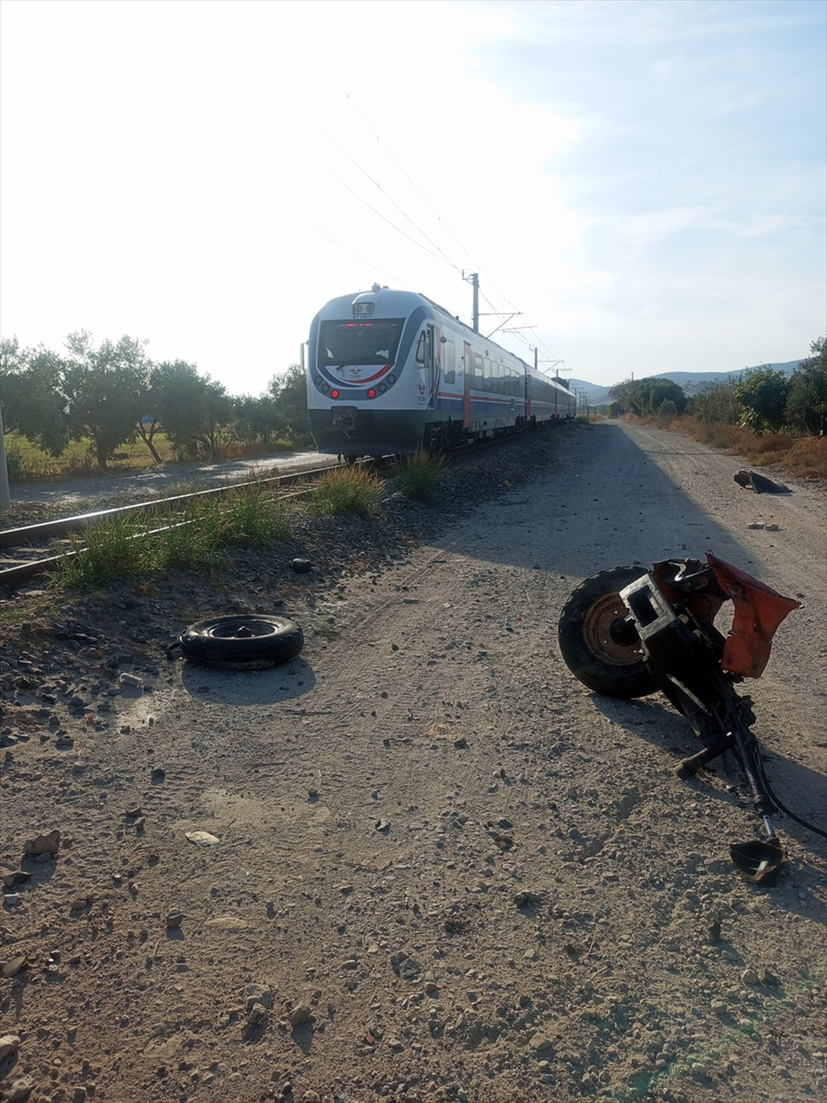 İzmir Bayındır'da yolcu treni hemzemin geçitte traktöre çarptı, 2 kişi yaralandı