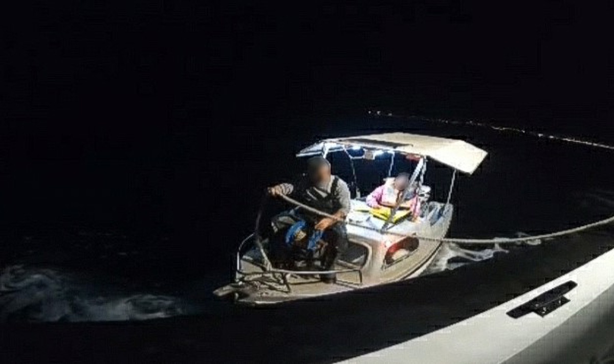 Aydın Didim'de motoru arızalanan teknedeki 2 kişiyi Sahil Güvenlik kurtardı