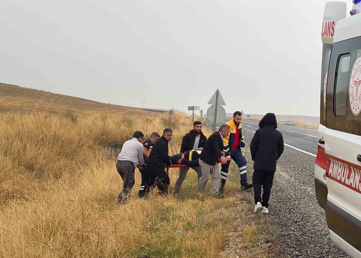 Diyarbakır Silvan'da lastiği patlayan pikap şarampole yuvarlandı, 1 kişi yaralandı