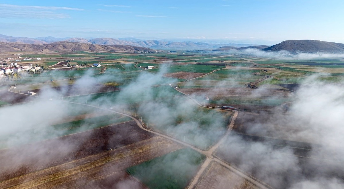 Bayburt Demirözü'nde etkili sis ilçe merkezini ve geniş alanları kapladı