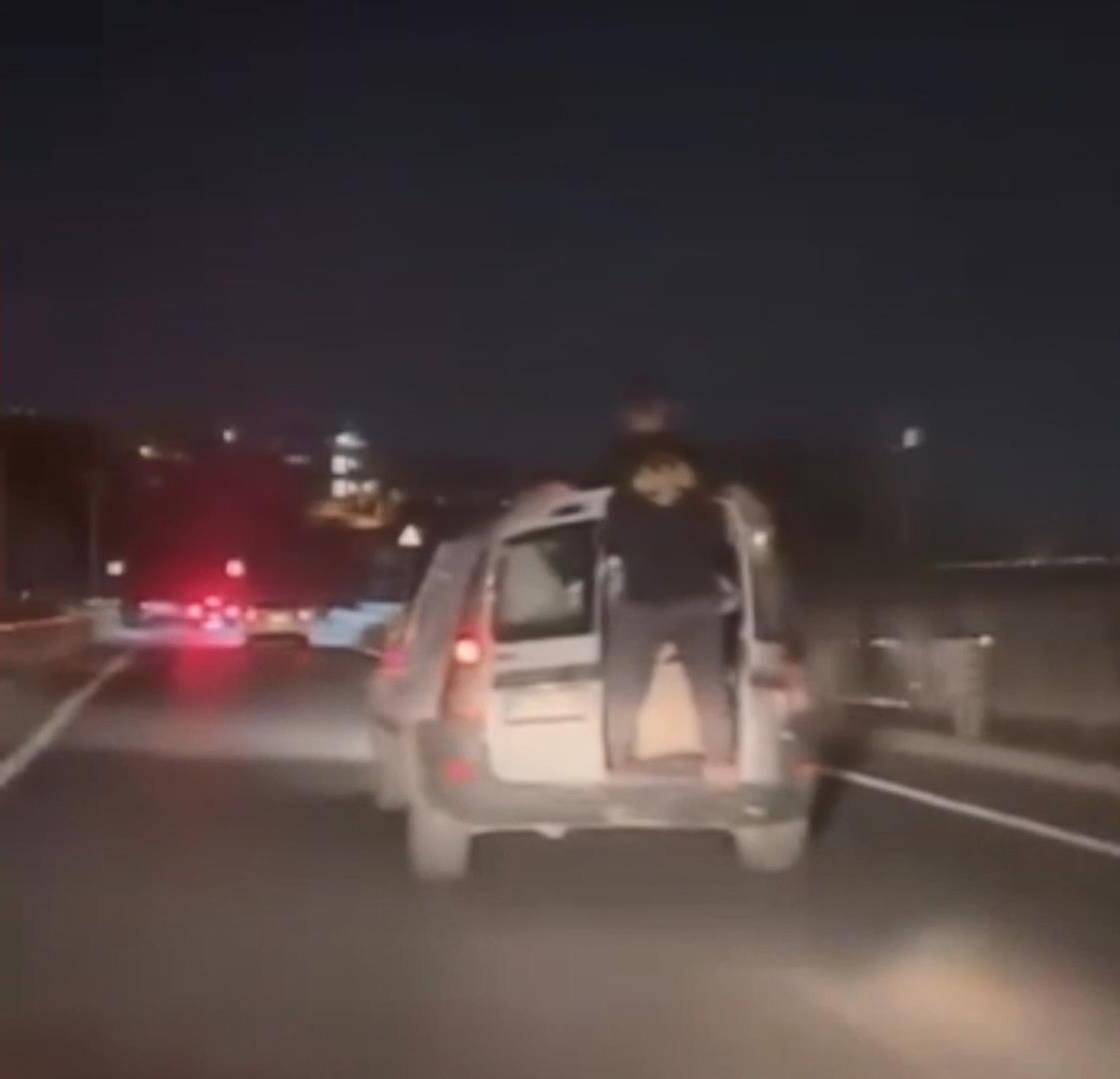 Başakşehir'de otomobilden sarkan yolcu ve sürücüye 13 bin 627 lira ceza kesildi