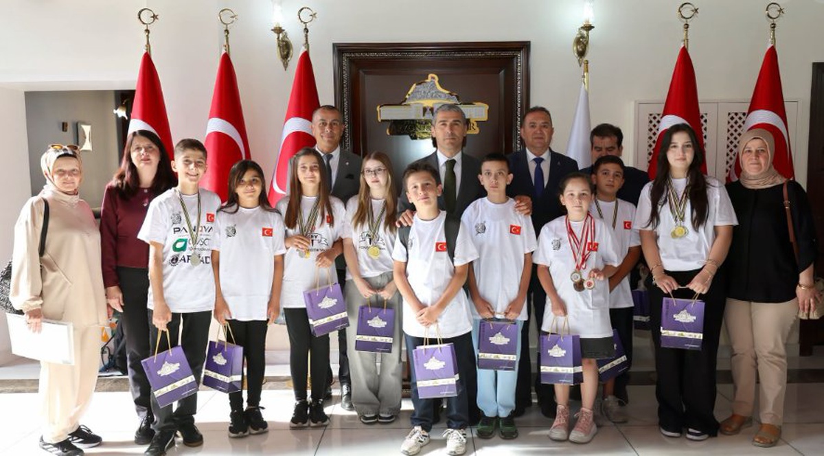[BELEDIYE · Afyonkarahisar] Türkiye’yi Gururlandıran Başarı: Dereceye Giren Öğrenciler Vali Aktaş’ı Ziyaret Etti