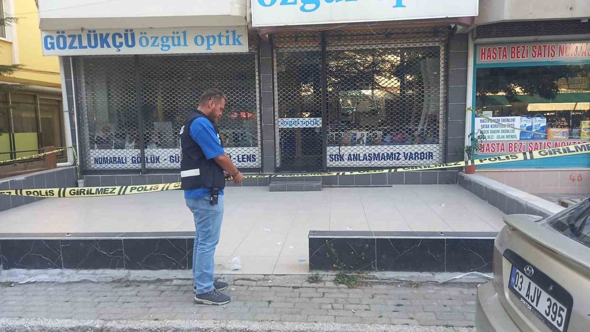 Sandıklı'da 4. Kattan Düşen Kadın Hayatını Kaybetti