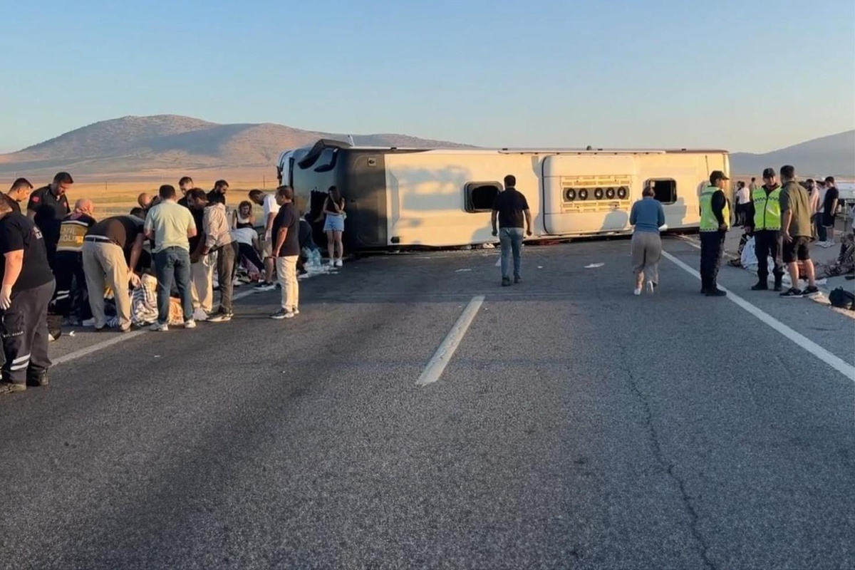 [BELEDIYE · Afyonkarahisar] Yolcu otobüsü bariyere çarparak devrildi! 31 kişi yaralandı