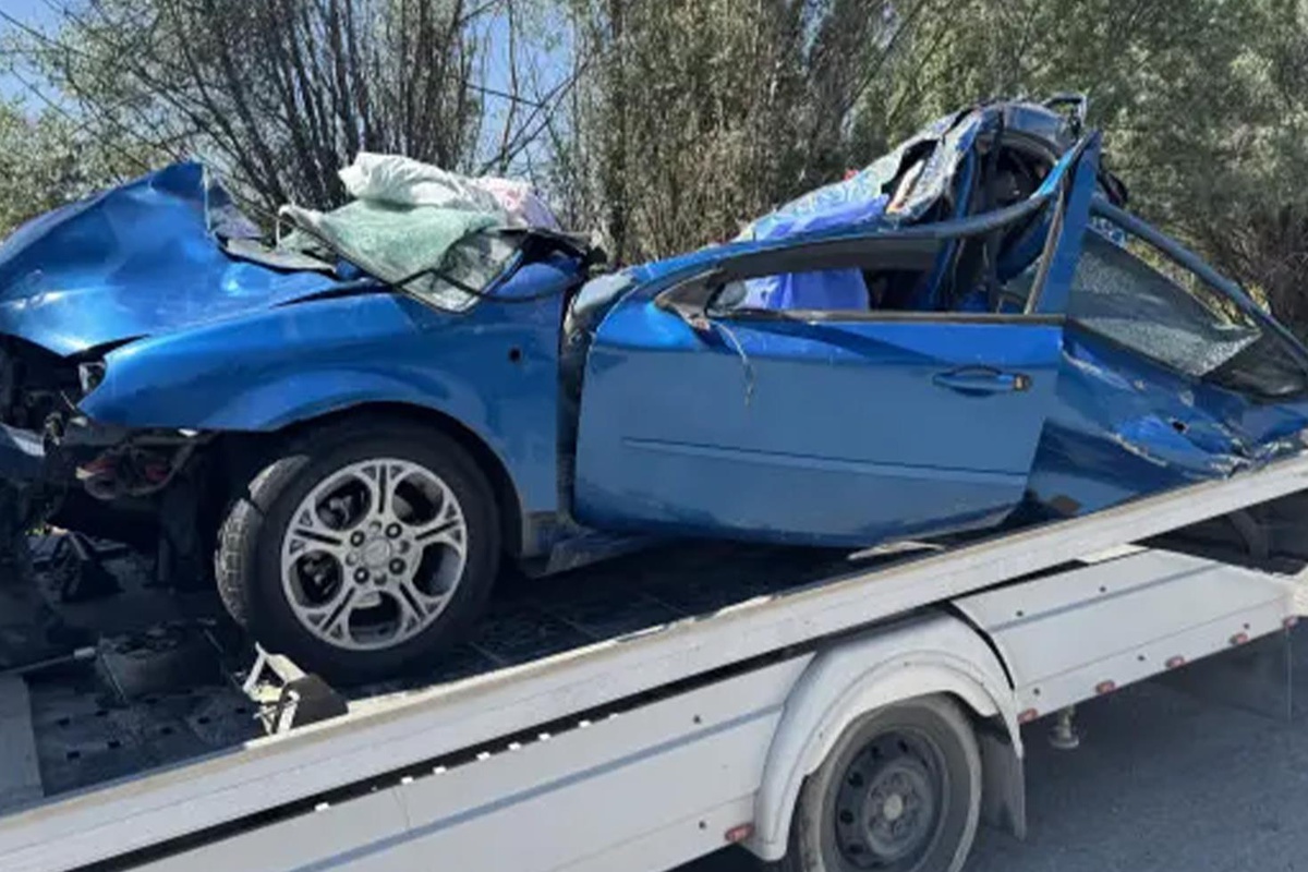 [BELEDIYE · Afyonkarahisar] Afyonkarahisar'da bariyerlere çarpan otomobildeki çift öldü, bebekleri yaralandı