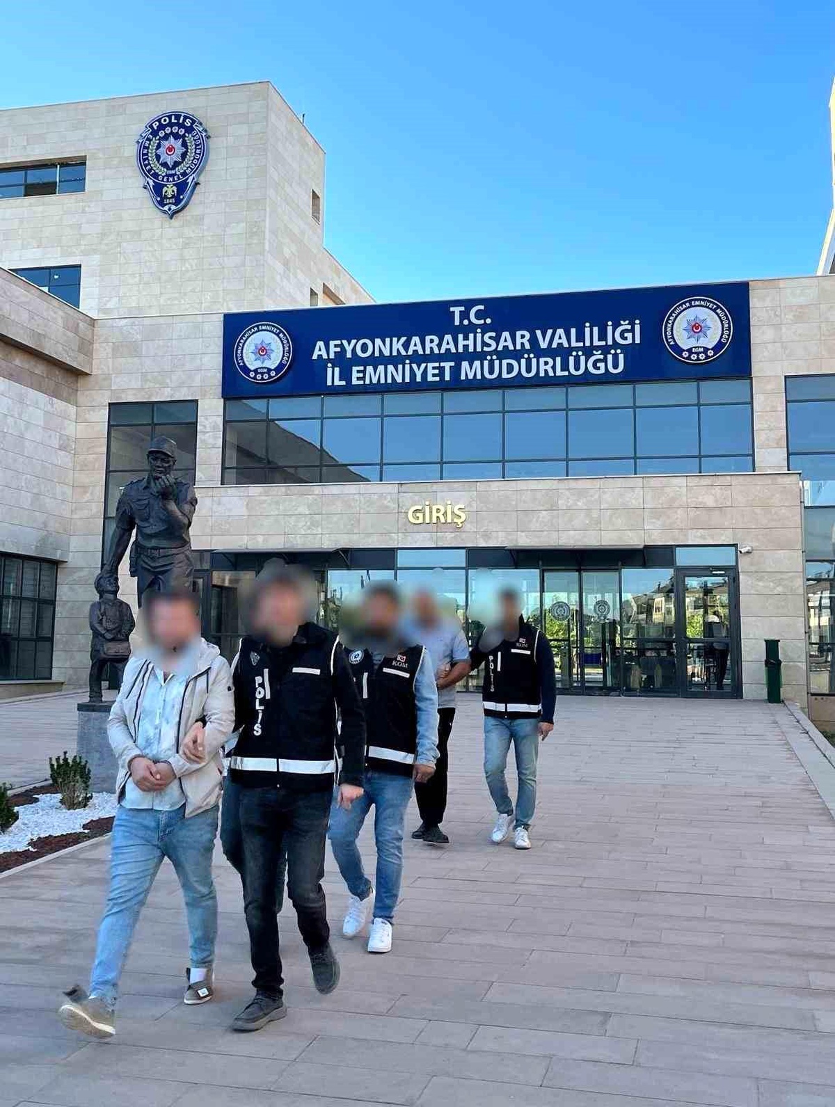 [BELEDIYE · Afyonkarahisar · Başmakçı] Afyonkarahisar'da Tefecilik Operasyonu: 5 Gözaltı, 3 Tutuklama