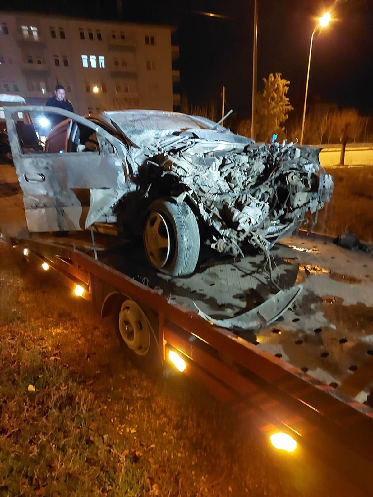 [BELEDIYE · Afyonkarahisar · Başmakçı] Afyonkarahisar'da gasbedilen otomobil traktöre çarptı: 4 yaralı