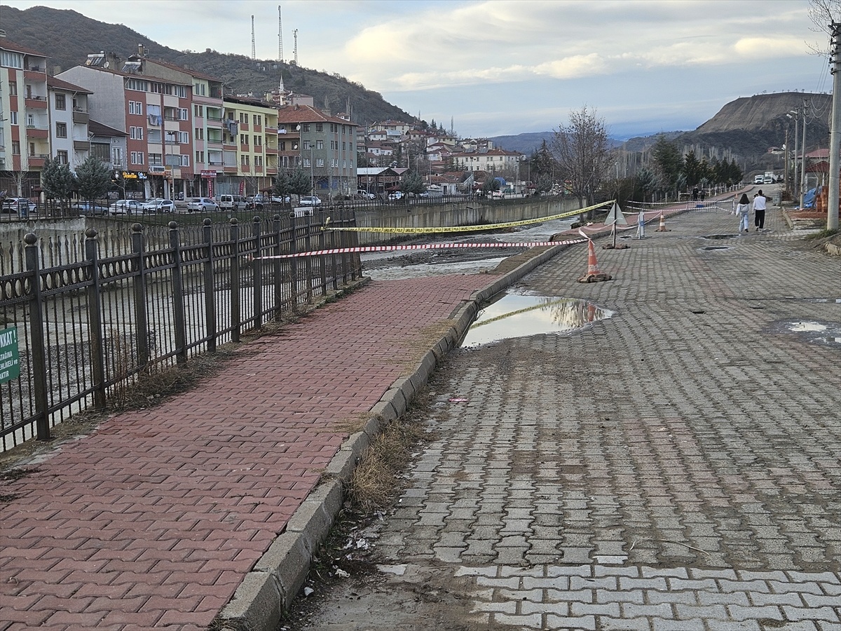 [BELEDIYE · Afyonkarahisar · Bayat] Çorum'da çay yatağı kenarındaki istinat duvarı çöktü