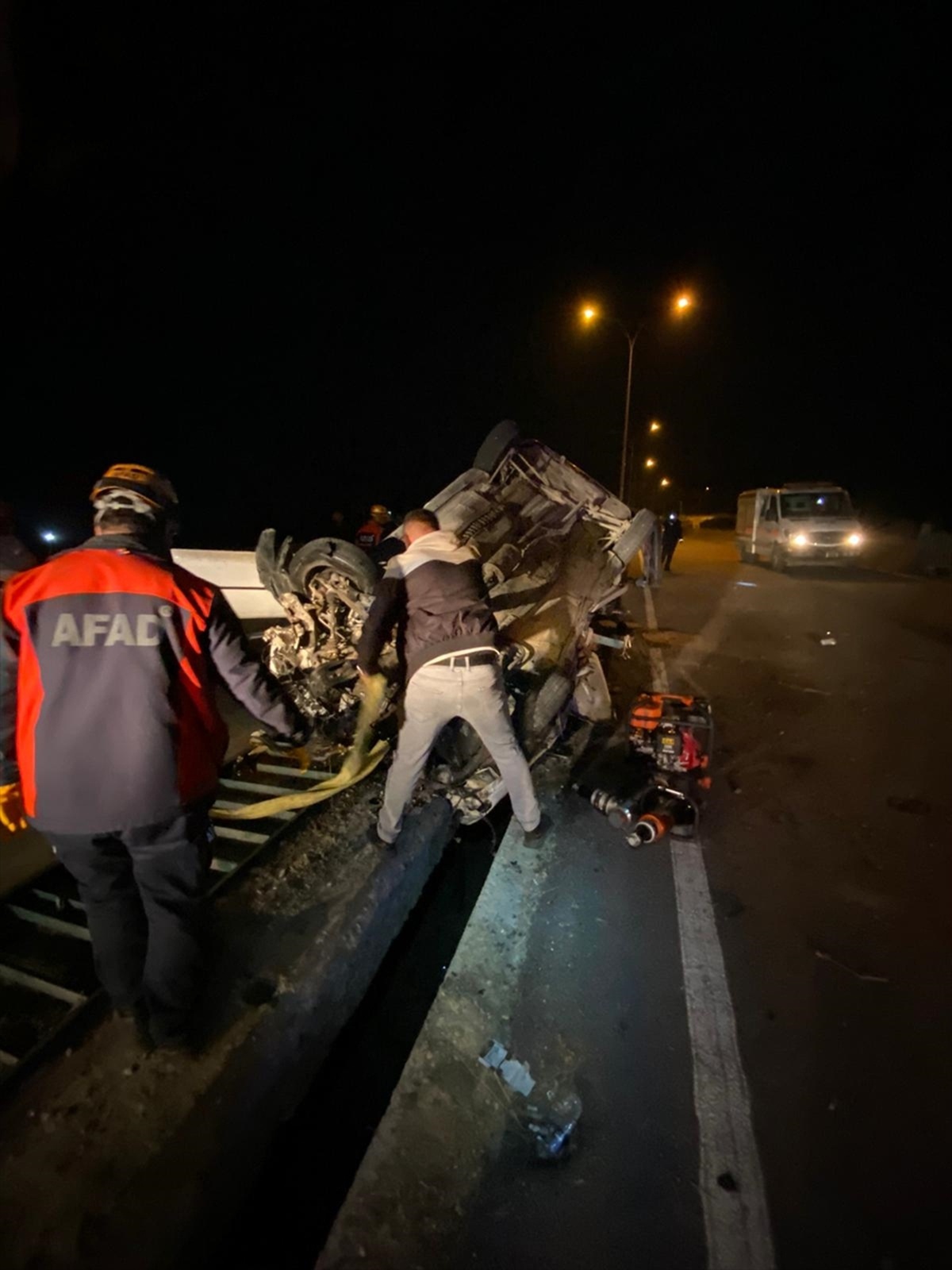 [BELEDIYE · Afyonkarahisar · Bayat] Afyonkarahisar'da köprü demirlerine çarpan otomobildeki 1 kişi öldü, 3 kişi yaralandı