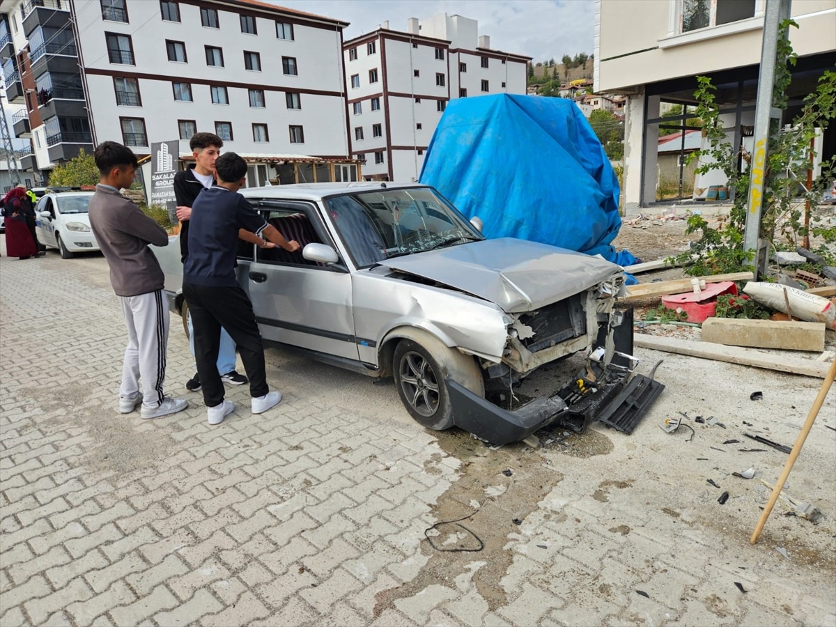 [BELEDIYE · Afyonkarahisar · Bayat] Ehliyetsiz Sürücü, Jandarmadan Kaçarken Park Halindeki Araçla Çarpıştı