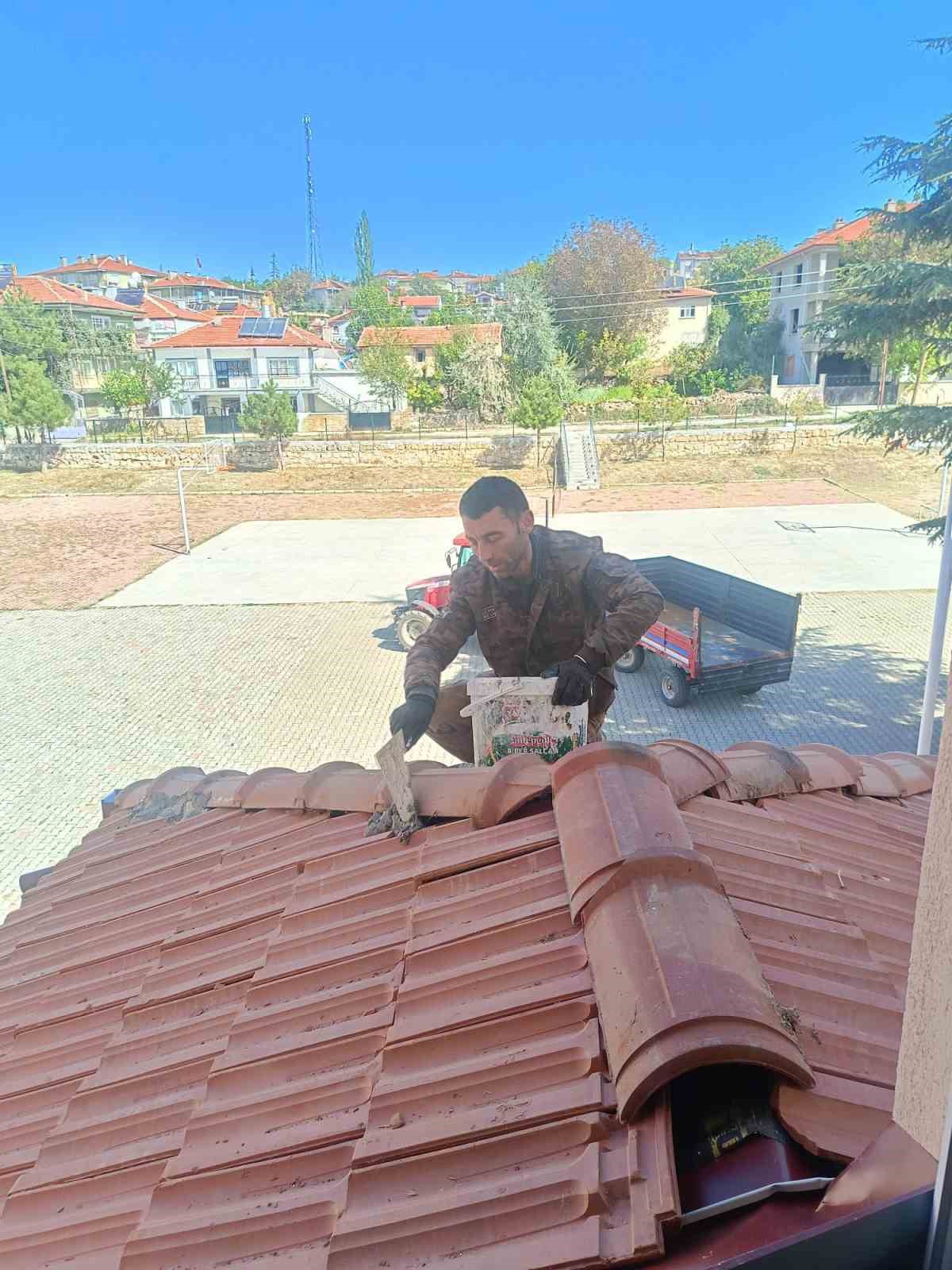 [BELEDIYE · Afyonkarahisar · Bolvadin] Afyonkarahisar Bolvadin'de mahalle muhtarı okulun çatısını ücretsiz onardı