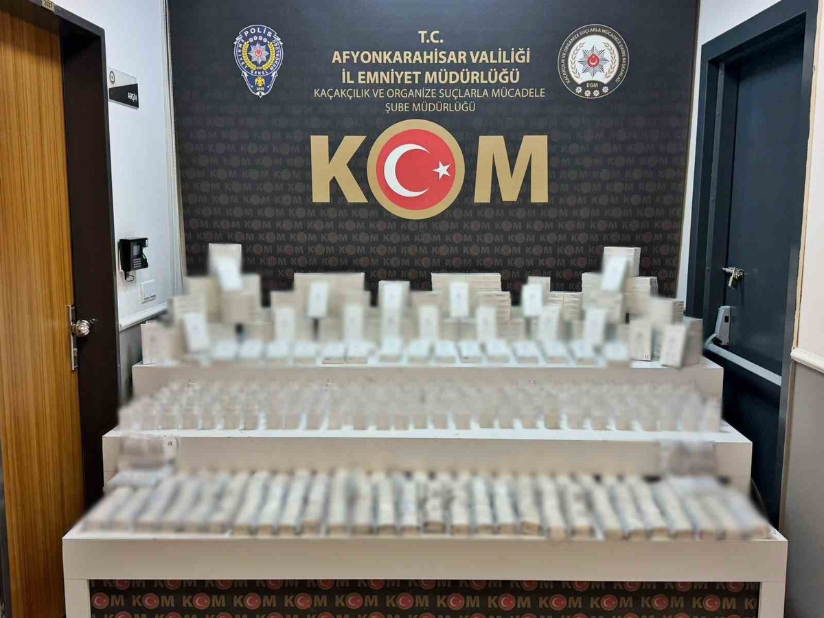 [BELEDIYE · Afyonkarahisar · Bolvadin] Afyonkarahisar Bolvadin'de polis, araçta kaçak cep telefonu aksesuarları ele geçirdi
