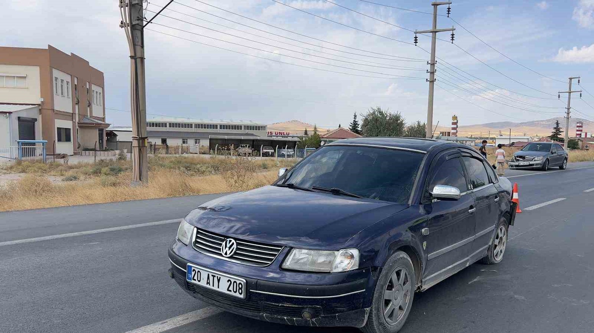 [BELEDIYE · Afyonkarahisar · Bolvadin] Bolvadin'de İki Otomobil Çarpıştı: 1 Yaralı