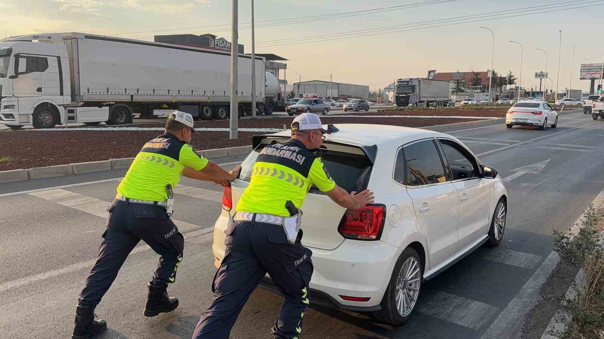 [BELEDIYE · Afyonkarahisar · Bolvadin] Bolvadin'de Arızalı Otomobile Jandarma Yardımı