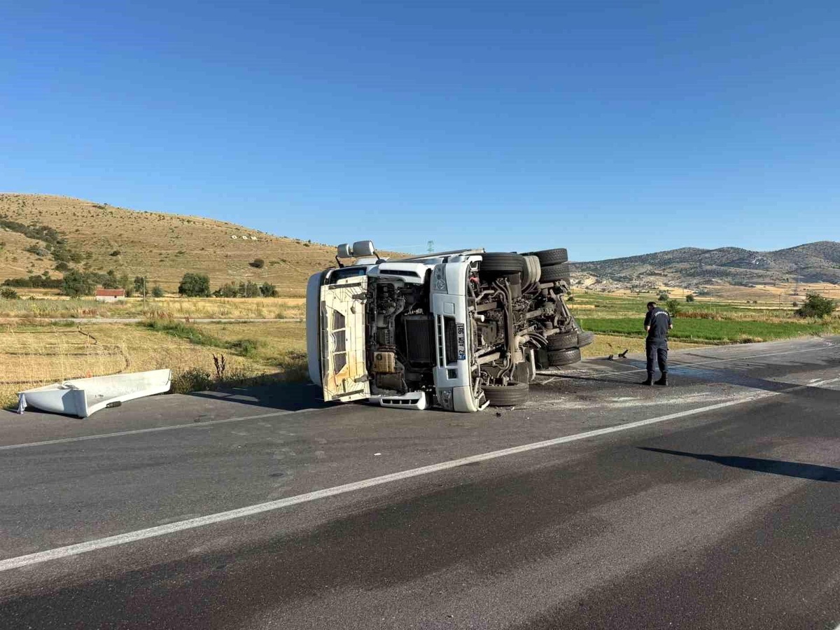 [BELEDIYE · Afyonkarahisar · Bolvadin] Devrilen tırın sürücüsü yaralandı