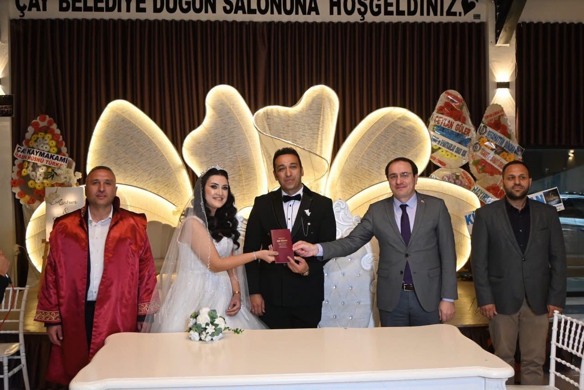 [BELEDIYE · Afyonkarahisar · Çay] Kaymakam Türker, Afyonkarahisar Çay'da mesai arkadaşlarının nikah şahidi oldu