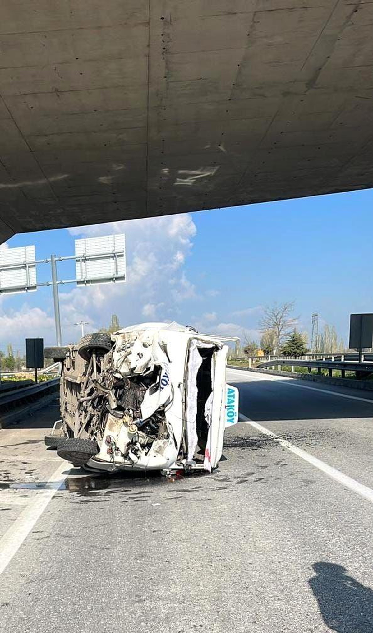 [BELEDIYE · Afyonkarahisar · Çay] Afyonkarahisar'da Minibüs Kazası: 4 Yaralı