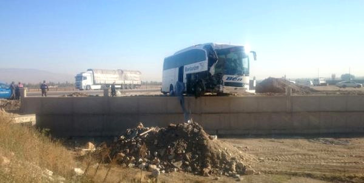 [BELEDIYE · Afyonkarahisar · Çay] Afyonkarahisar'da Yolcu Otobüsü Tır'a Çarptı: 1 Ölü, 23 Yaralı (2)- Yeniden