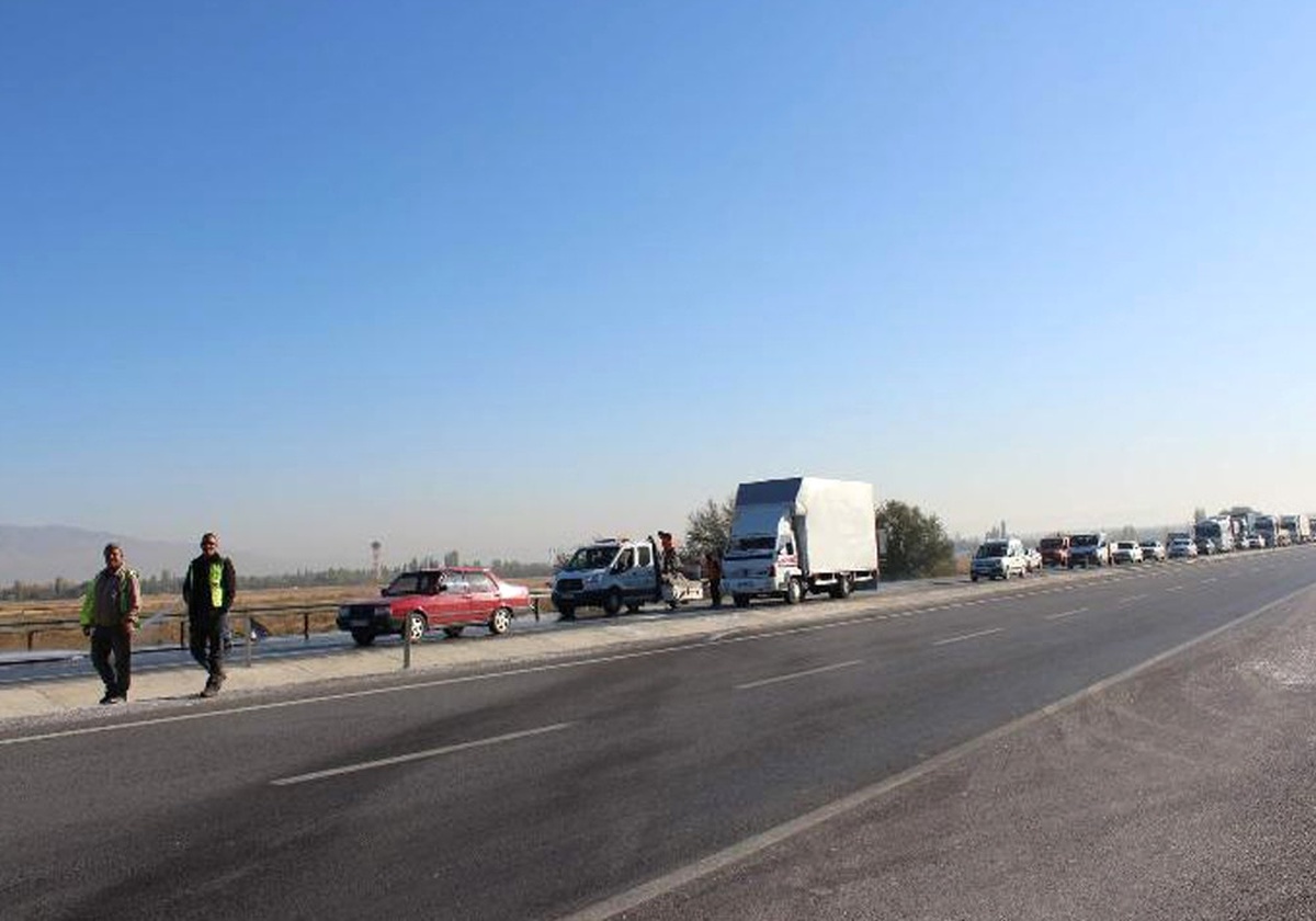 [BELEDIYE · Afyonkarahisar · Çay] Yolcu Otobüsü Tıra Çarptı: 1 Ölü, 23 Yaralı