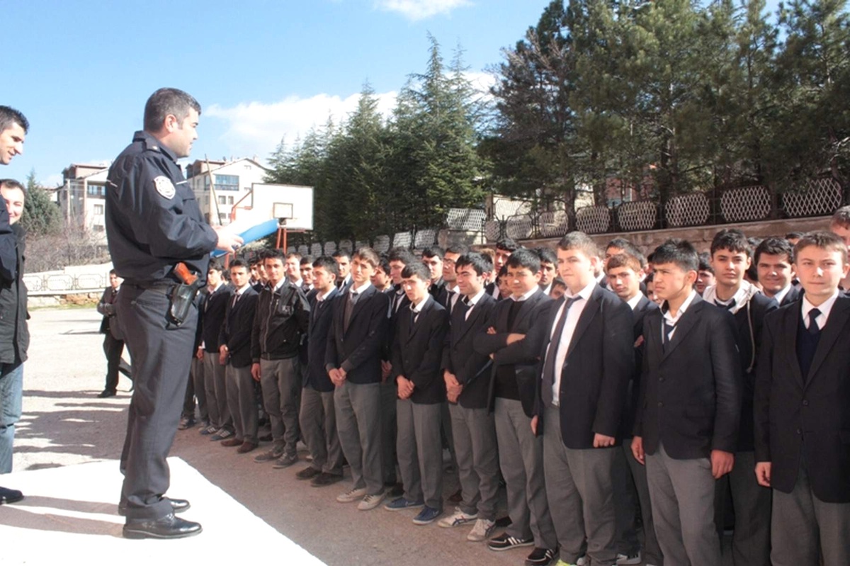 [BELEDIYE · Afyonkarahisar · Çay] Çay İlçesindeki Okullarda 'Şiddetin Önlenmesi' Toplantıları