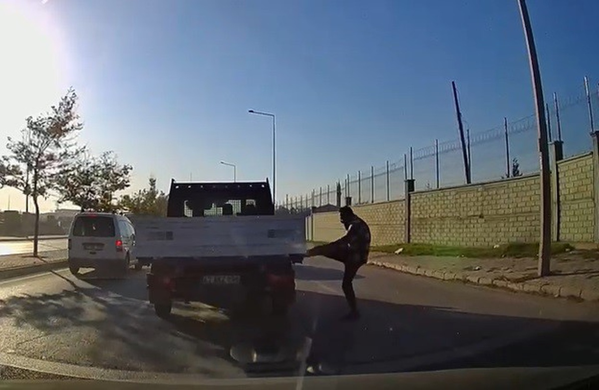 Konya'da kamyonete tekme atan sürücüye 180 bin lira idari para cezası verildi