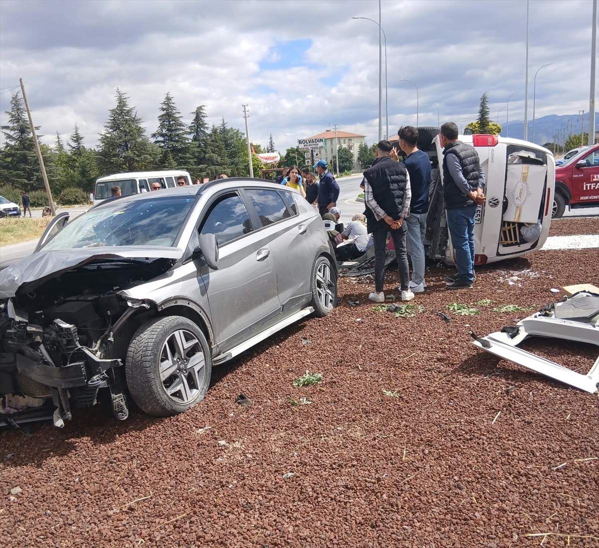 [YEREL / KAMU · Afyonkarahisar · Bolvadin] Bolvadin'de İki Otomobil Çarpıştı: 7 Yaralı