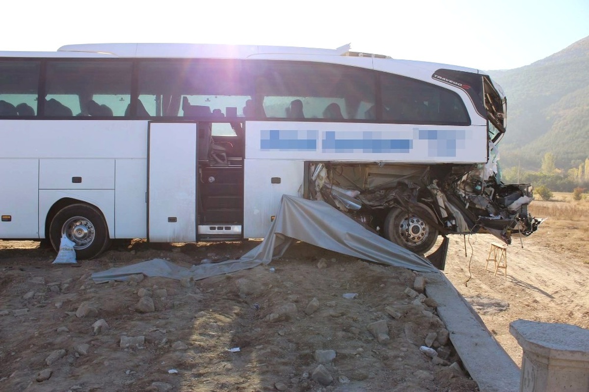 [YEREL / KAMU · Afyonkarahisar · Çay] Yolcu Otobüsü Tıra Arkadan Çarptı: 1 Ölü, 23 Yaralı