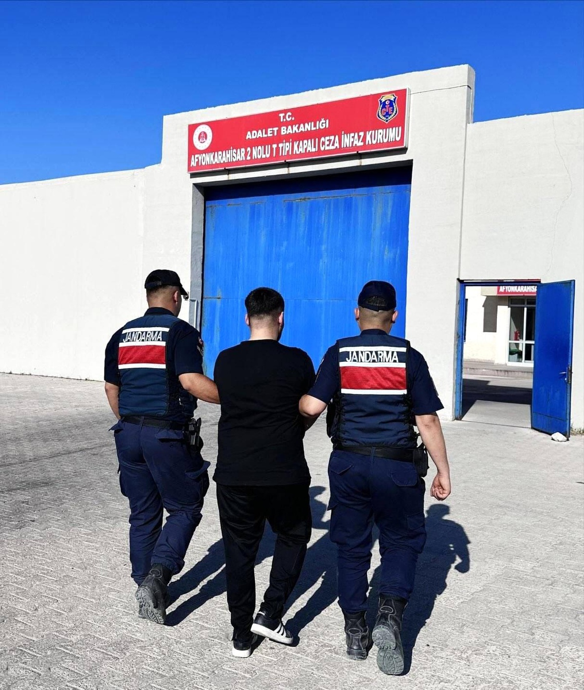 [YEREL / KAMU · Afyonkarahisar · Çobanlar] Afyonkarahisar'da Aranan Suçlu Jandarma Tarafından Yakalandı