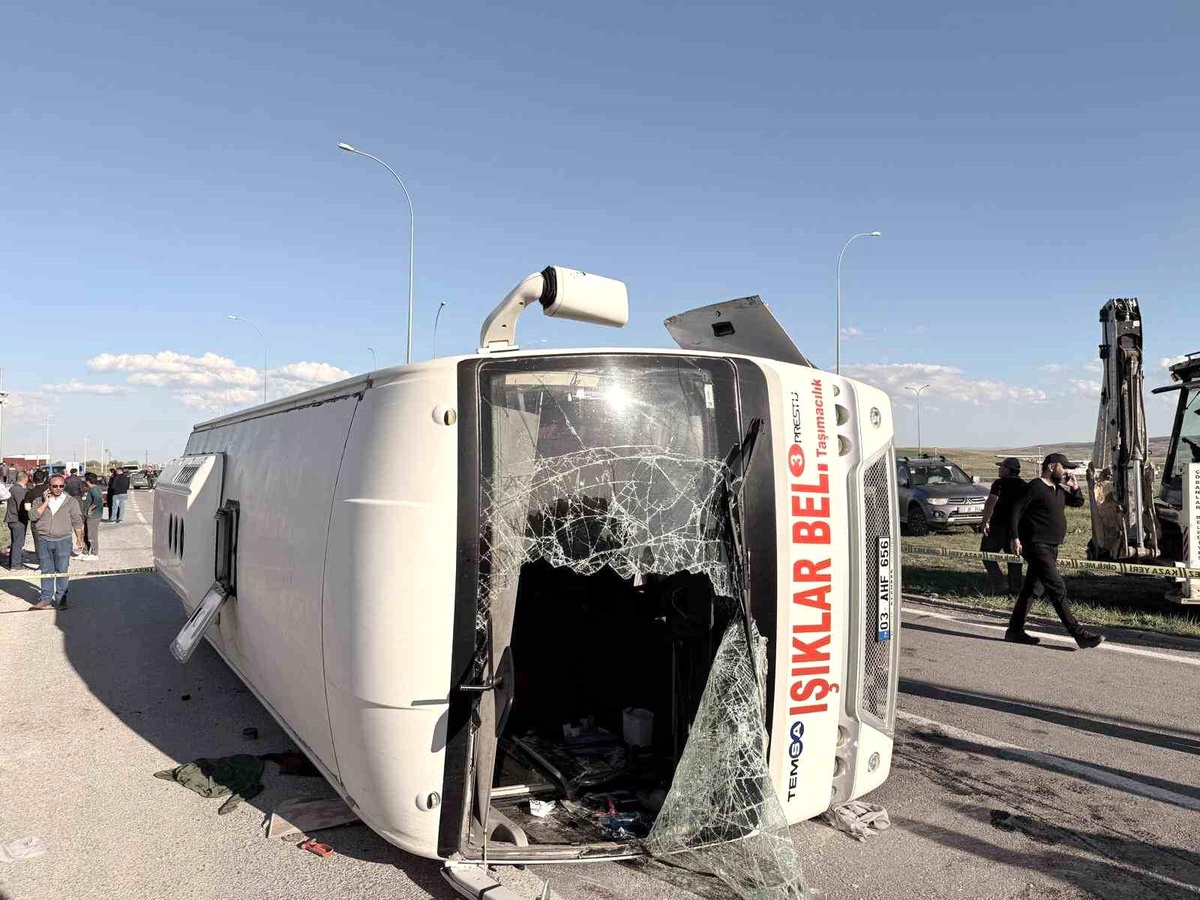 [YEREL / KAMU · Afyonkarahisar · Çobanlar] Afyonkarahisar'da Midibüs ve Otomobil Çarpıştı: 12 Yaralı
