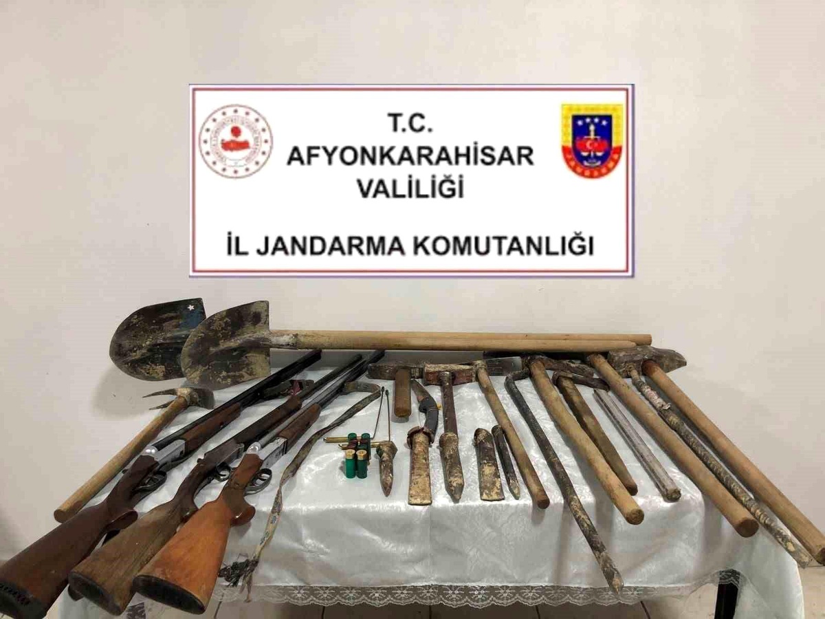 [YEREL / KAMU · Afyonkarahisar · Dazkırı] Afyonkarahisar'da mezarlık yanında kaçak kazı yapan 4 kişi suçüstü yakalandı