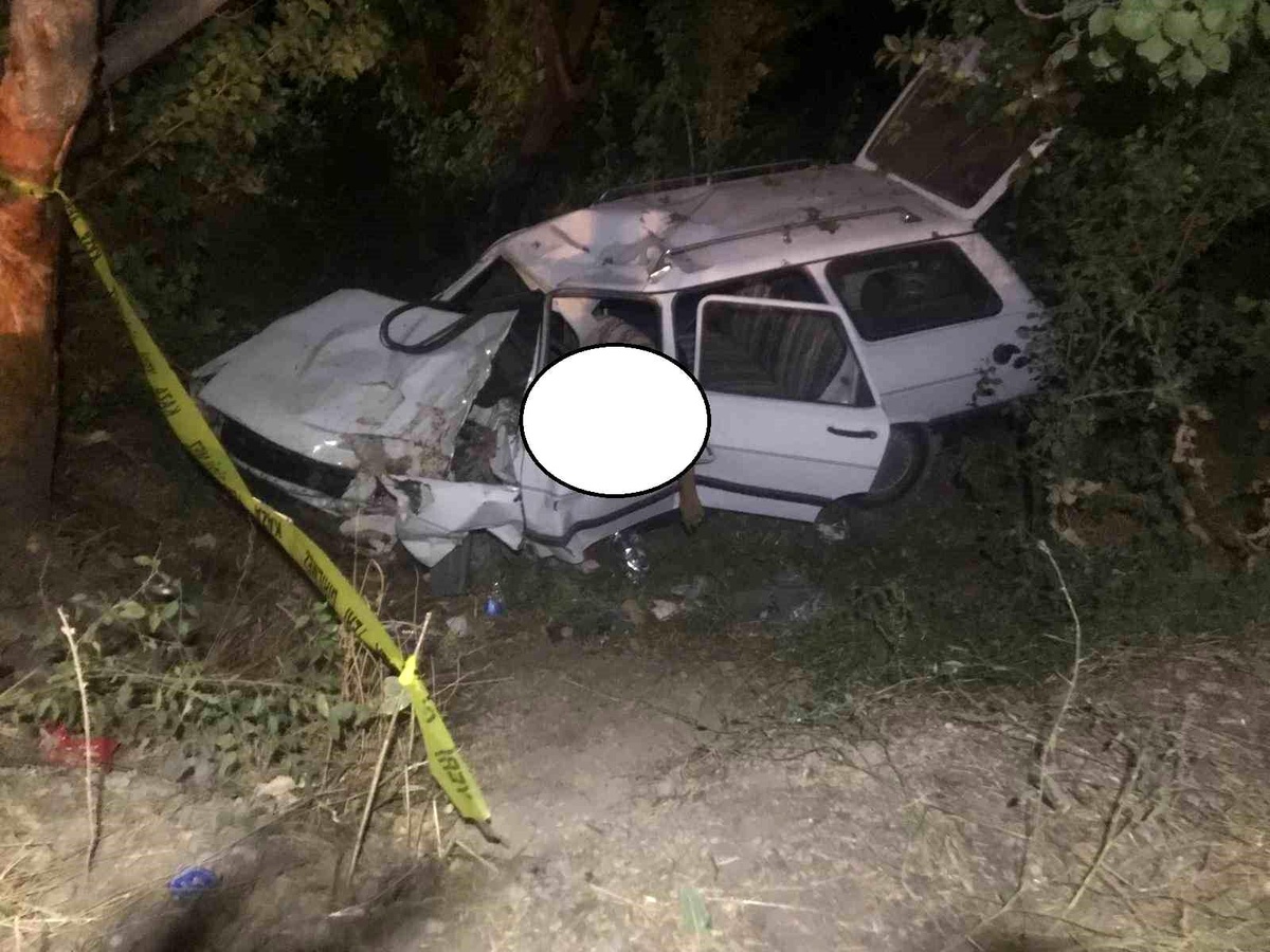 [YEREL / KAMU · Afyonkarahisar · Dazkırı] Afyonkarahisar'da Otomobil Şarampole Girerek 2 Kişi Öldü, 1 Kişi Yaralandı