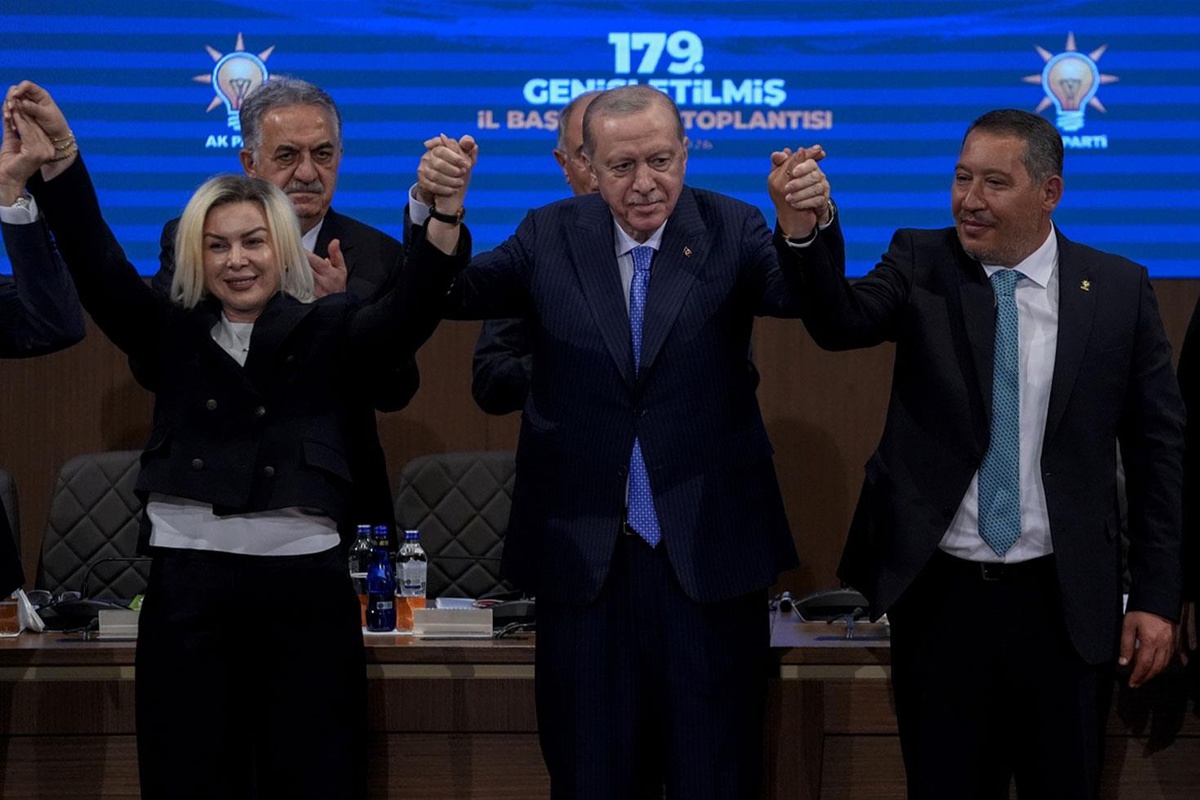 [YEREL / KAMU · Afyonkarahisar · Dinar] Afyonkarahisar'da Burcu Köksal ile birlikte 8 belediye meclis üyesi daha AK Parti'ye geçti
