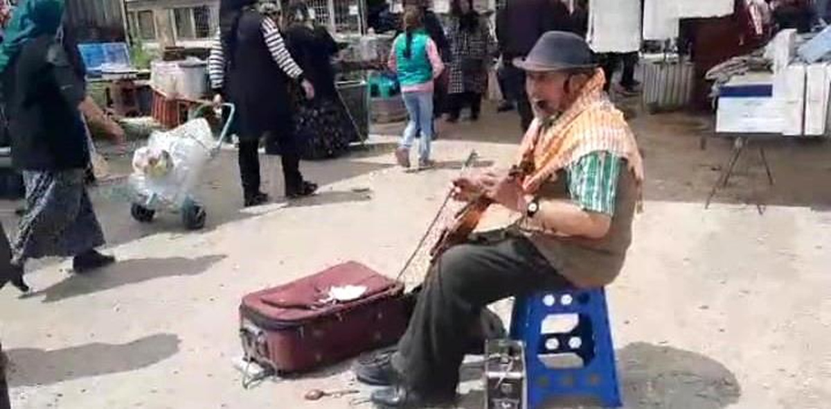 [YEREL / KAMU · Afyonkarahisar · Dinar] Dinar'ın tek sokak müzisyeni geçimini şarkı, türkü söyleyerek sağlıyor