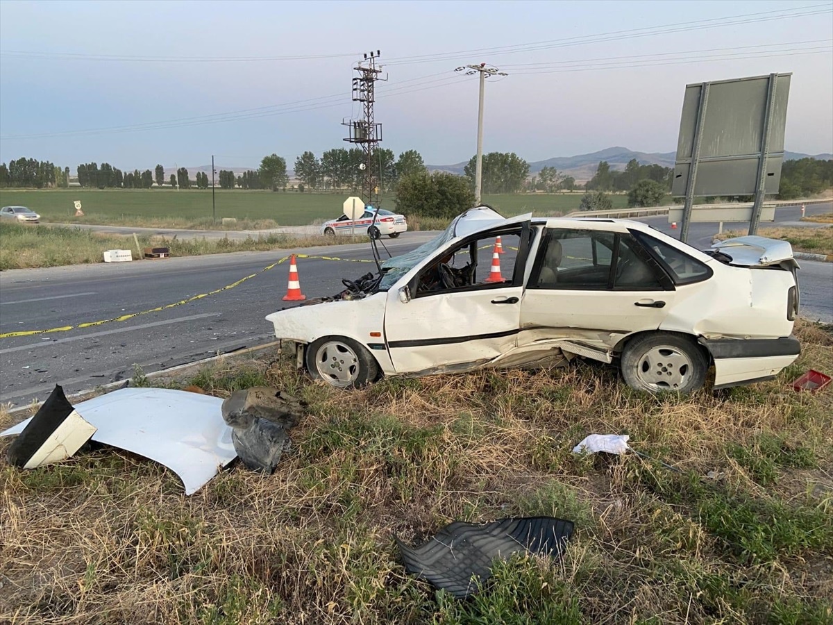 [YEREL / KAMU · Afyonkarahisar · Emirdağ] Emirdağ'da Otomobil ile Traktör Çarpıştı: 4 Yaralı