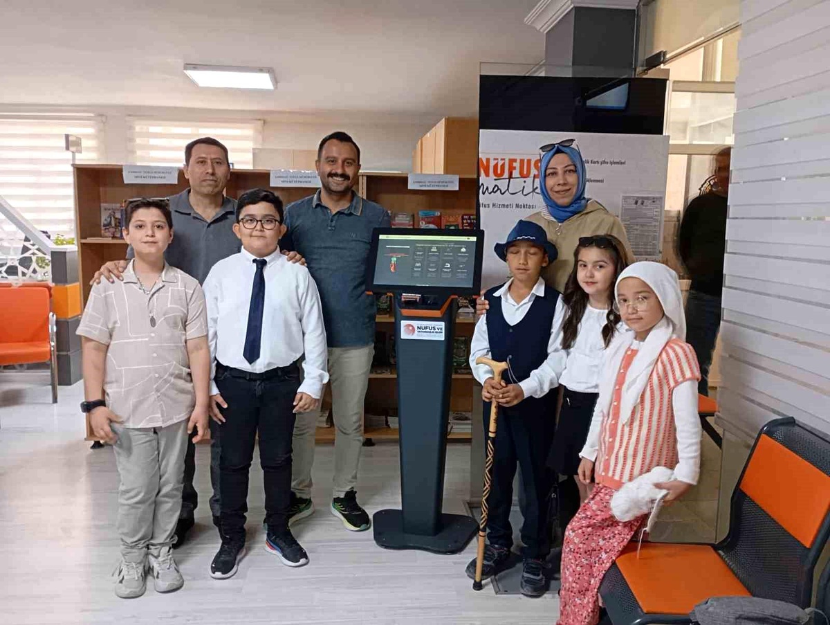 [YEREL / KAMU · Afyonkarahisar · Emirdağ] Emirdağ'da Nüfusmatik Tanıtıldı: Öğrenciler Tiyatro ile Eğlendirdi