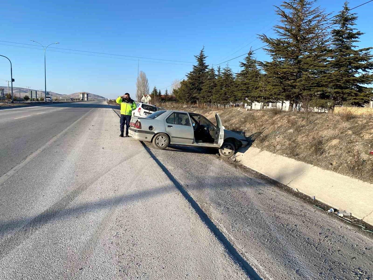 [YEREL / KAMU · Afyonkarahisar · Emirdağ] Emirdağ'da Trafik Kazasında 3 Yaralı