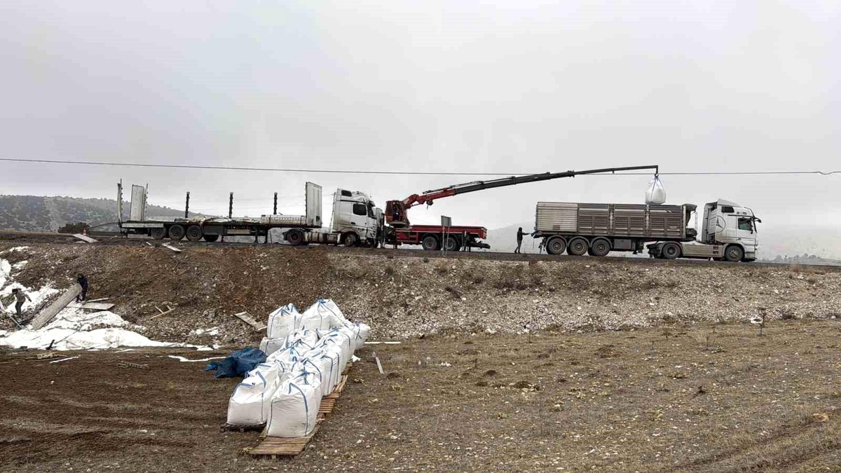 [YEREL / KAMU · Afyonkarahisar · Emirdağ] Afyonkarahisar'da Tır Kazası: 27 Ton Şeker Ziyan Oldu